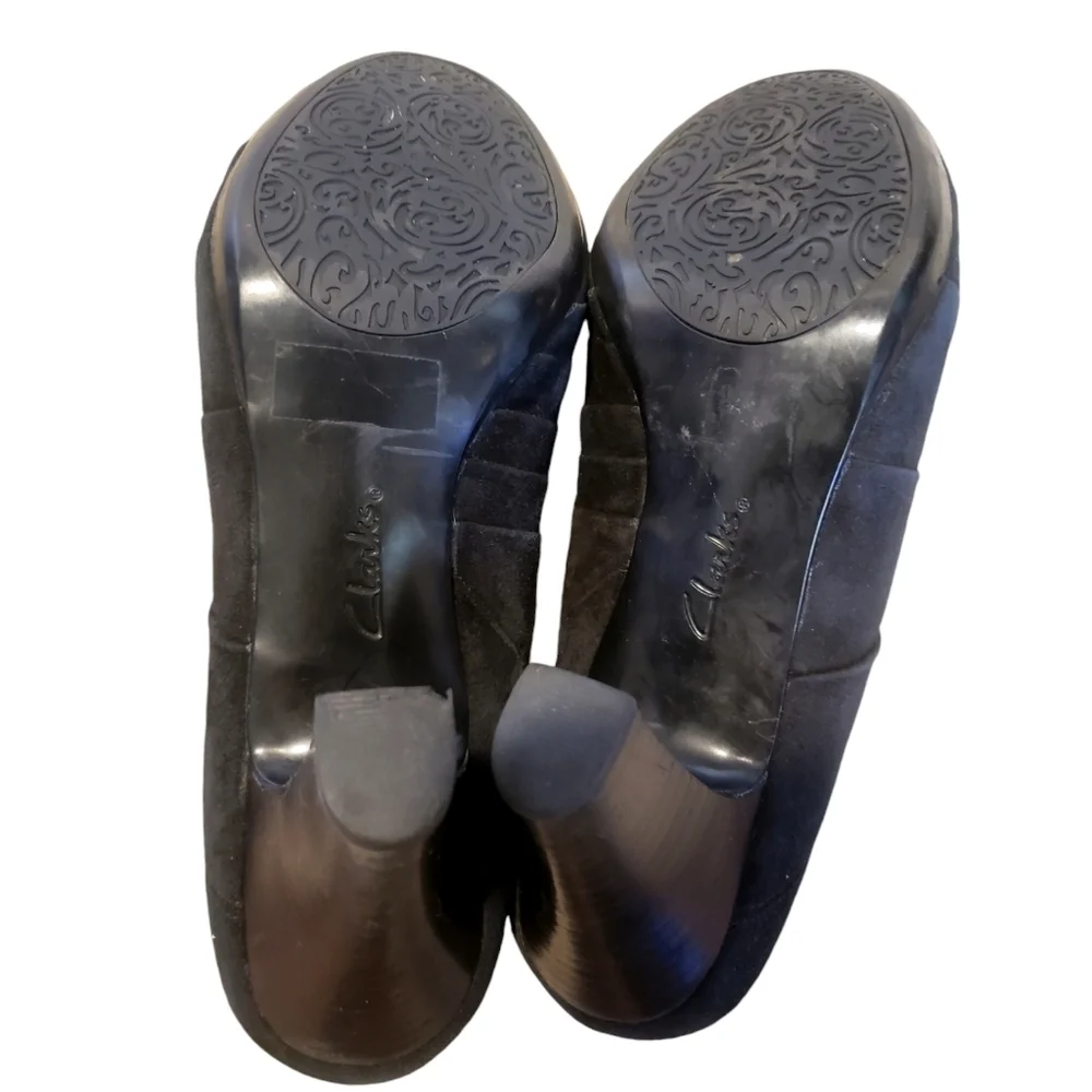 Clarks Artisan Booties 10M Womens Black Suede Heeled Zippered Comfort Shoes